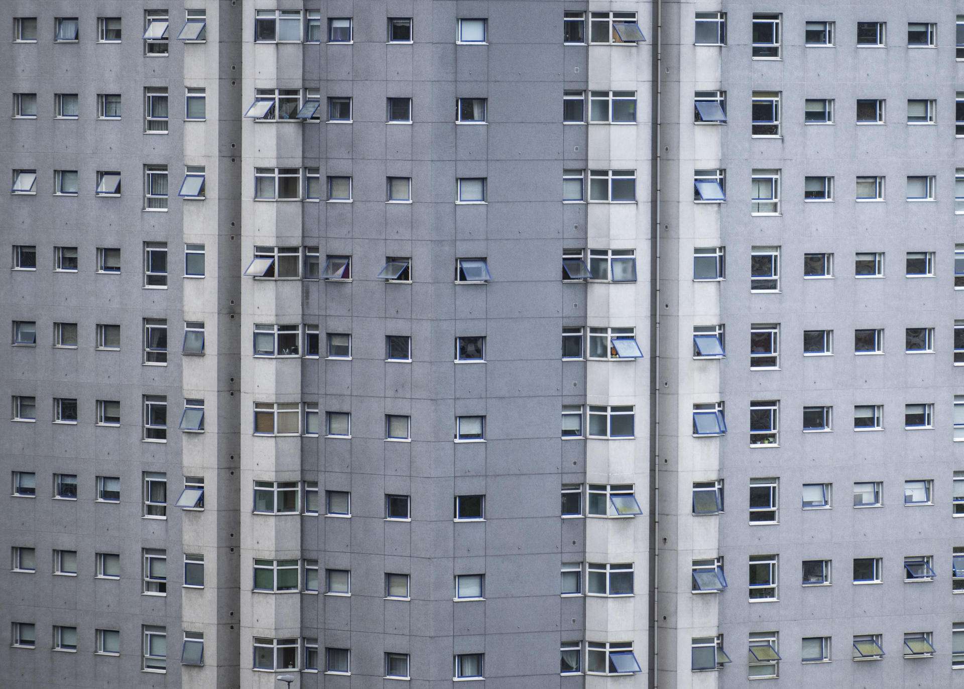 OURENSE, 13/05/2024.- Vista de un bloque de viviendas en Ourense. Los inquilinos destinaron de media en España el 43 % de su sueldo bruto al pago del alquiler de su vivienda en 2023, el porcentaje más alto de los últimos cinco años, según un estudio que cruza los sueldos medios de las ofertas de empleo de Infojobs y los precios medios del alquiler de Fotocasa. EFE/Brais Lorenzo