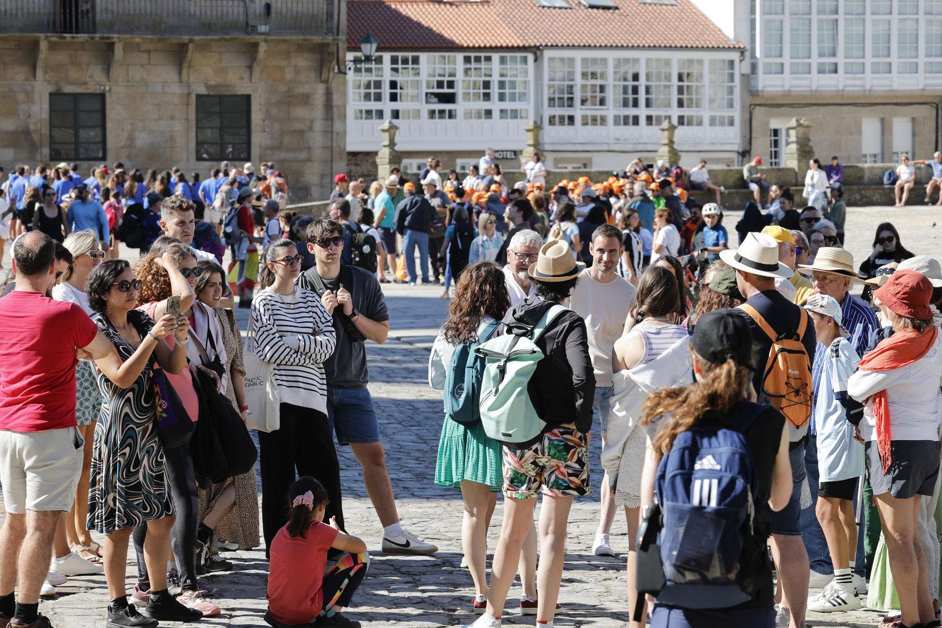 Grupo de peregrinos y visitantes en el Obradoiro. Foto: EFE