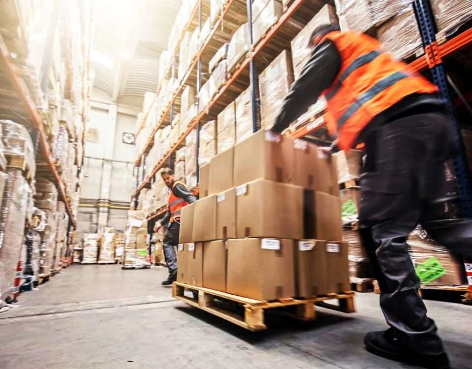 Dos trabajadores desempeñando su labor en un almacén Imaxe de arquivo de dous traballadores nun almacén.