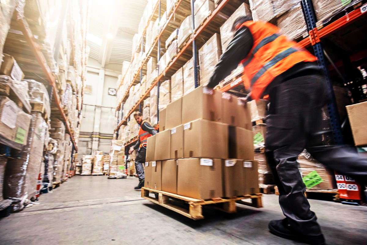 Dos trabajadores desempeñando su labor en un almacén Imaxe de arquivo de dous traballadores nun almacén.