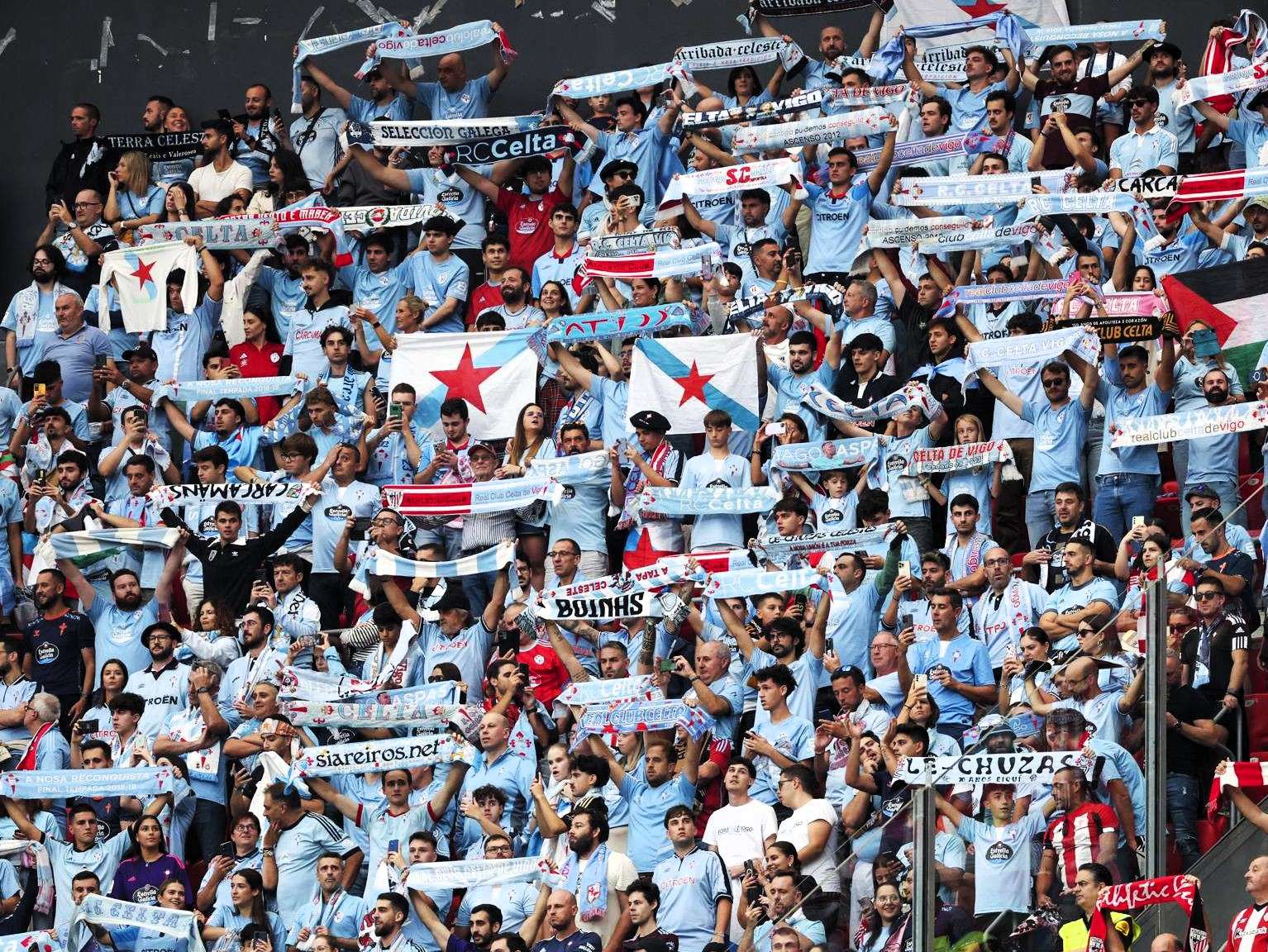 Aficionados del Celta presenciando un partido de su equipo. EFE/ Luis Tejido