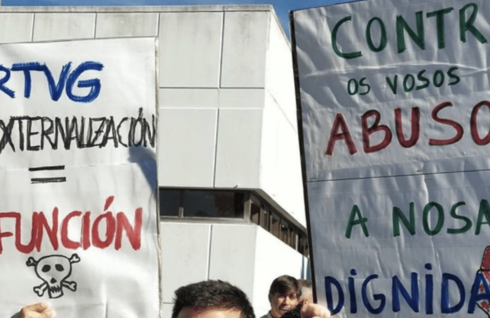 La movilización se realizó ante la sede de la Crtvg en San Marcos, en las afueras de Santiago.