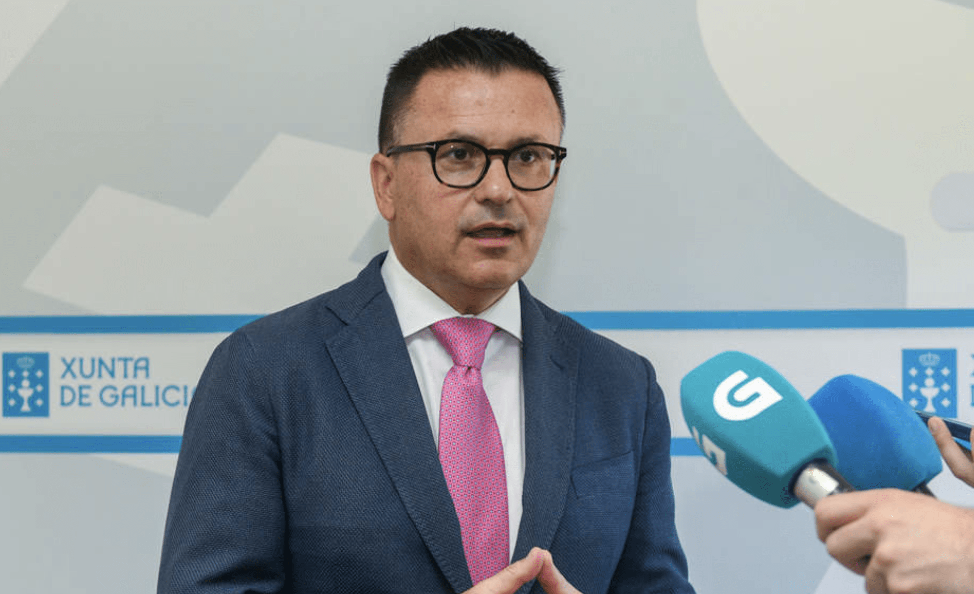 El conselleiro visitó en Zúrich la sede de la Asociación Cultural As Xeitosiñas, antes de participar esta tarde en Basilea en el 40 aniversario del Centro Recreativo Cultural Ourense.