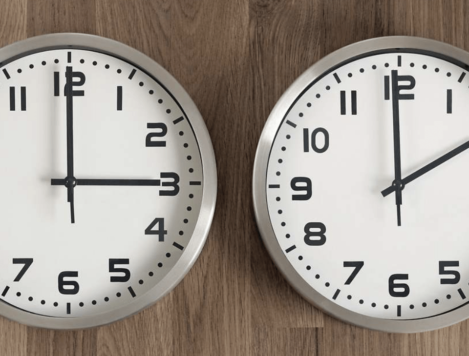 Cambio de hora de invierno, al finalizar el verano. Foto: iStock.