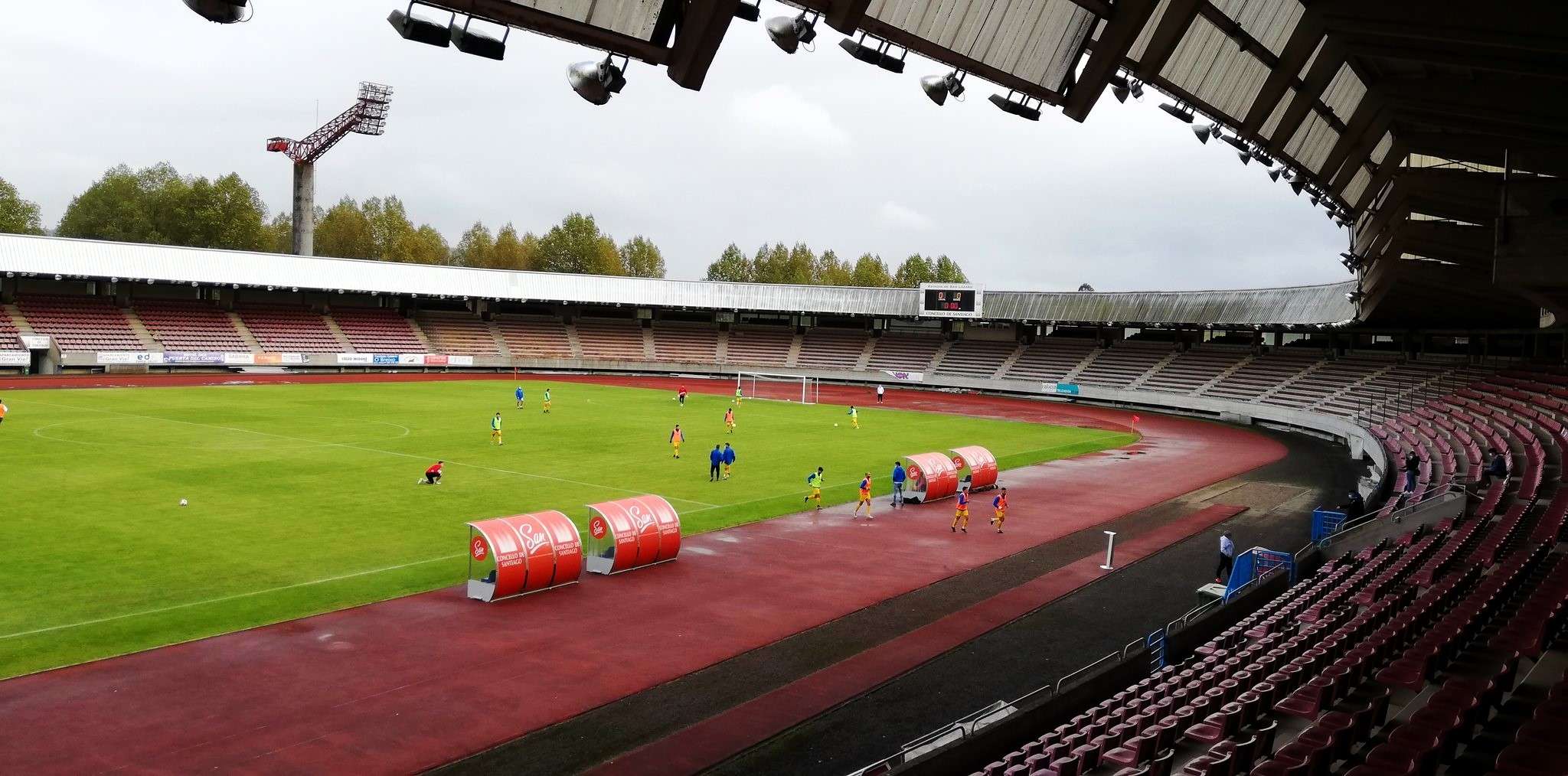 El Concello de Santiago anunció el cierre de todas las instalaciones deportivas de la ciudad, incluido el estadio de fútbol Vero Boquete, debido a la alerta meteorológica para garantizar la seguridad de todas las personas
