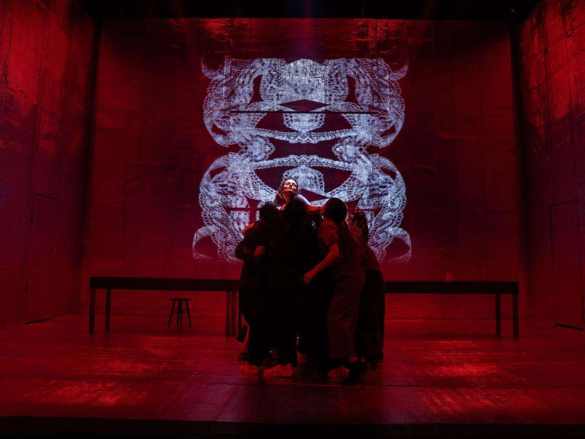 El Centro Dramático Galego ofrece cinco funciones semanales de 'A burra, a mesa e o pau' en el Salón Teatro.