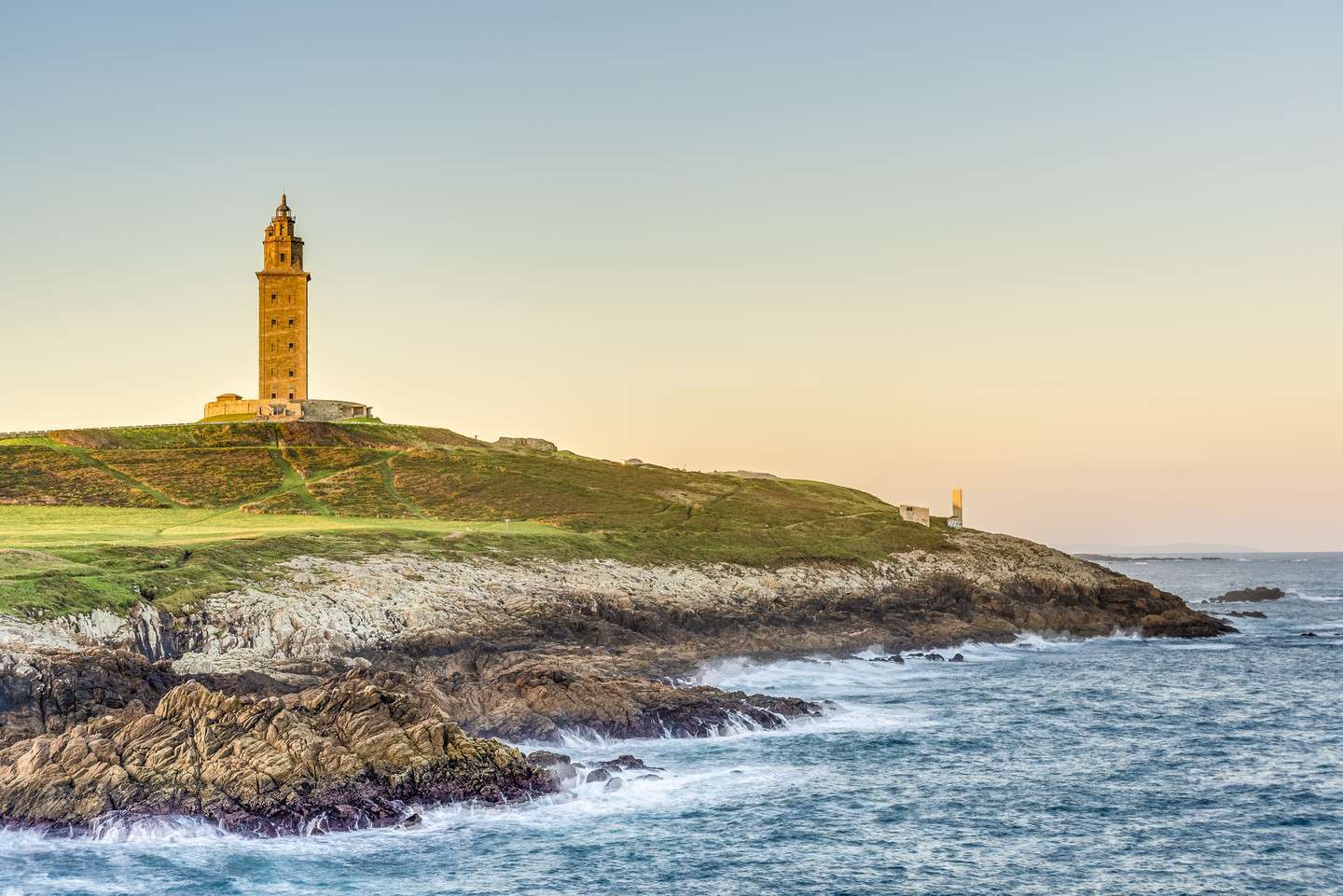 Se invertirán casi 1,2 millones de euros en seis actuaciones que se centran en la mejora de la accesibilidad, la excavación y restauración del perímetro exterior de la base del faro, la restauración de algunas salas y de la terraza superior y la mejora de senderos