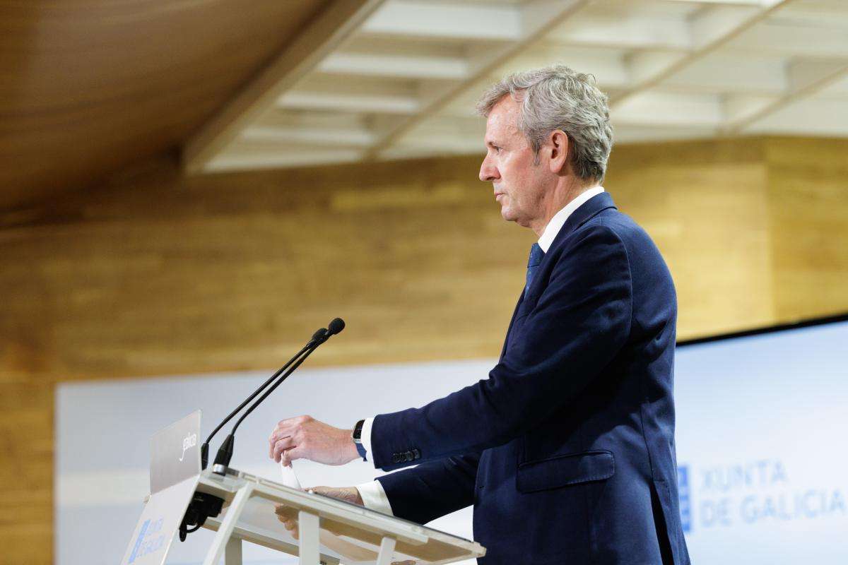 El presidente de la Xunta de Galicia, Alfonso Rueda, ha calificado este martes como “complicada” la situación que atraviesa la comunidad autónoma debido a los numerosos incendios forestales que continúan activos, especialmente en la provincia de Ourense, donde la situación es “más comprometida y difícil”. Rueda ha visitado por la tarde el centro de coordinación de los incendios en Ourense, acompañado por los conselleiros Diego Calvo (Presidencia, Xustiza e Deportes) y María José Gómez (Medio Rural), y ha subrayado que la meteorología actual no contribuye a la mejora, con “altas temperaturas” y “rachas de viento” que complican las tareas de extinción. El presidente gallego ha advertido que las perspectivas “no son buenas” ya que no se prevé un descenso de las temperaturas en los próximos días, y ha hecho un “llamamiento a la máxima precaución” a la ciudadanía. En Ourense se ha activado este martes la Situación 2 a nivel provincial, una medida que permite “actuar con agilidad” frente a los incendios, facilitando el intercambio de recursos y la incorporación de medios de otras administraciones para combatir las llamas. Rueda ha expresado su agradecimiento a los numerosos efectivos que trabajan en la extinción, entre ellos la Unidad Militar de Emergencias (UME), y ha trasladado sus mejores deseos de recuperación para los tres brigadistas municipales de Oímbra hospitalizados, uno de ellos en estado grave tras resultar herido en el fuego. En un nuevo mensaje dirigido a los incendiarios, el presidente recordó que “muchísimos de los incendios son provocados” y advirtió que las autoridades “los perseguirán hasta el final” para detener a los responsables. Los incendios han provocado desalojos, como el de una residencia de la tercera edad en A Mezquita, y confinamientos, entre ellos el de la estación invernal de Manzaneda. Además, se han cerrado autovías y carreteras en varios puntos para facilitar las labores de extinción y garantizar la seguridad de los ciudadanos.