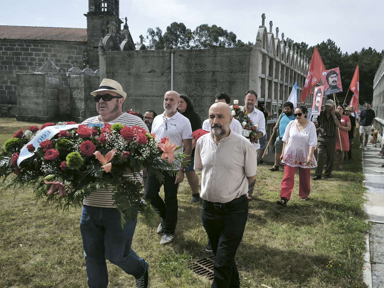 La Fundación Moncho Reboiras, constituída pola CIG, Galiza Sempre e Terra e Tempo, y militantes de la Unión do Povo Galego (UPG) que coincidieron con Moncho Reboiras, lo homenajean en el 50 aniversario de su asesinato por disparos de la policía franquista en Ferrol con una ofrenda flora en el cementerio, este martes en Dodro (A Coruña). Foto: EFE/Xurxo Martínez.