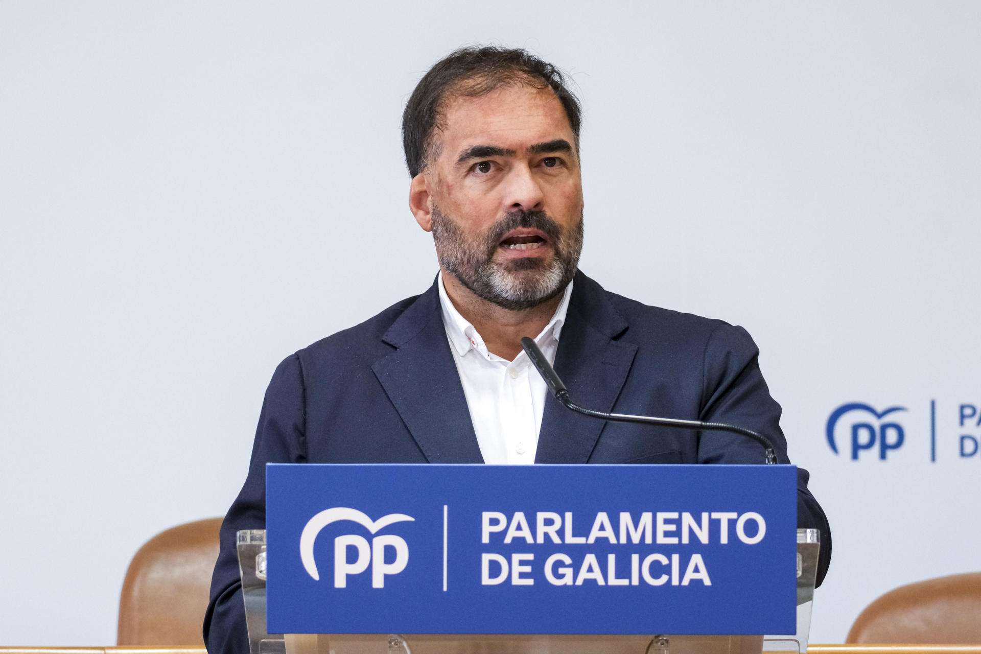 SANTIAGO DE COMPOSTELA, 26/08/2025.- El portavoz del grupo parlamentario del PPdeG, Alberto Pazos, ofrece este martes una rueda de prensa sobre asuntos de actualidad en el Parlamento de Galicia. EFE/ Xurxo Martínez