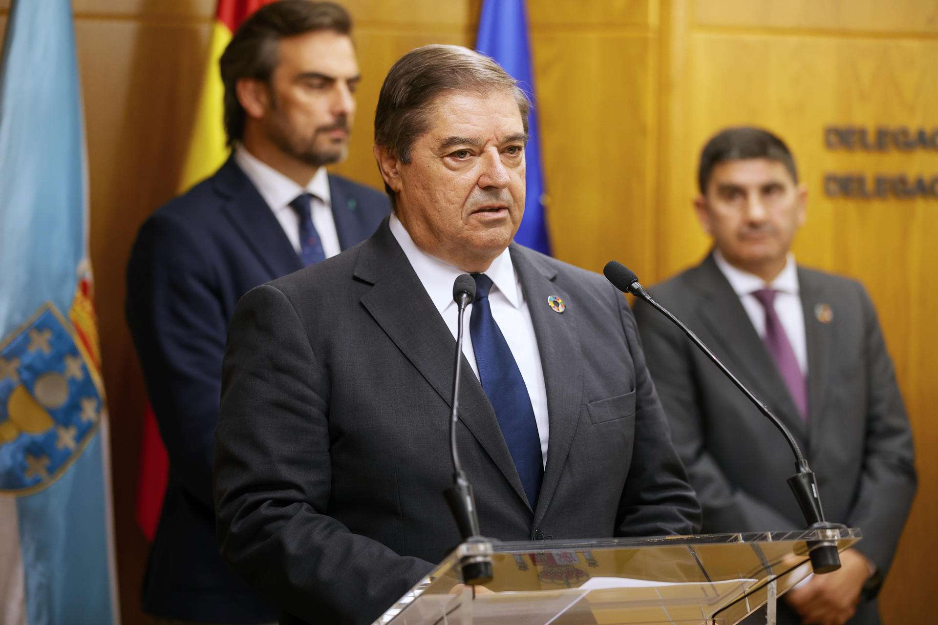 A CORUÑA, 29/09/25.- Julio Abalde, exrector de la Universidade de A Coruña, toma posesión como nuevo subdelegado del Gobierno en A Coruña, en presencia del delegado del Gobierno en Galicia, Pedro Blanco (d), y del conselleiro de Presidencia, Justicia y Deportes,Diego Calvo (i), este lunes, en la Delegación del Gobierno en A Coruña. EFE/Cabalar