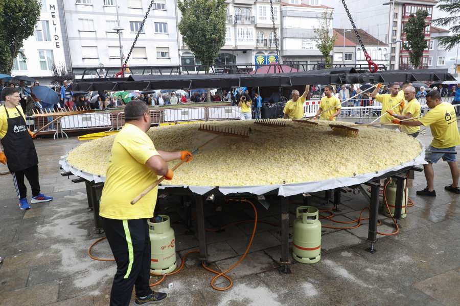 Melide (A Coruña), 07/09/2025.- Melide intenta este domingo repetir el reto de cocinar la tortilla más grande del mundo, que con seis metros de diámetro comenzará a cocinarse a las once de la mañana con el volteo como principal atractivo. EFE/Eliseo Trigo