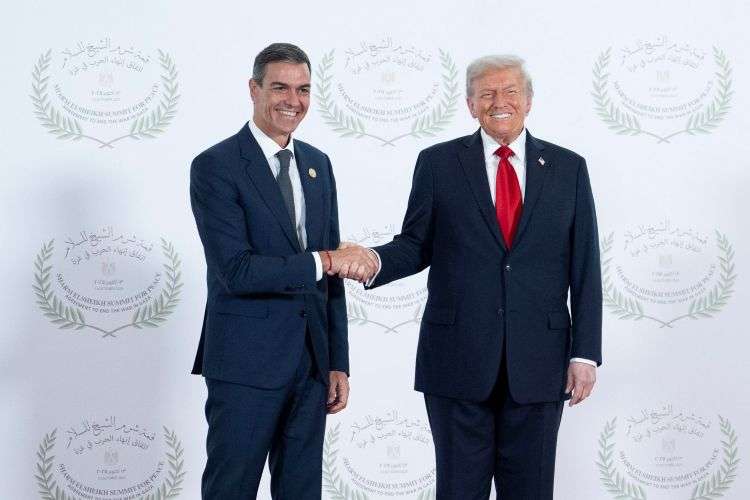 El presidente del Gobierno, Pedro Sánchez (i), posa junto al presidente estadounidense, Donald Trump. Archivo EFE/