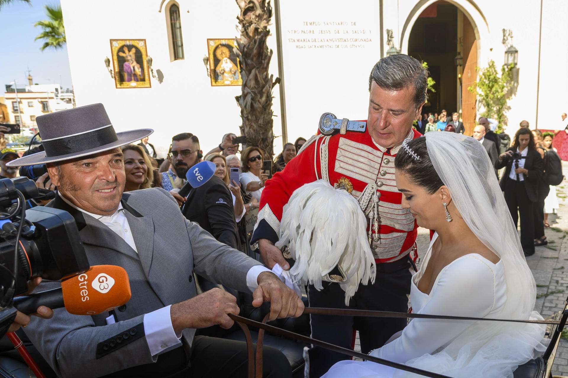 Cayetano Martínez de Irujo y Bárbara Mirjan a su salida de la Iglesia de los Gitanos de Sevilla tras haber contraído Matrimonio este sábado. EFE/Raúl Caro