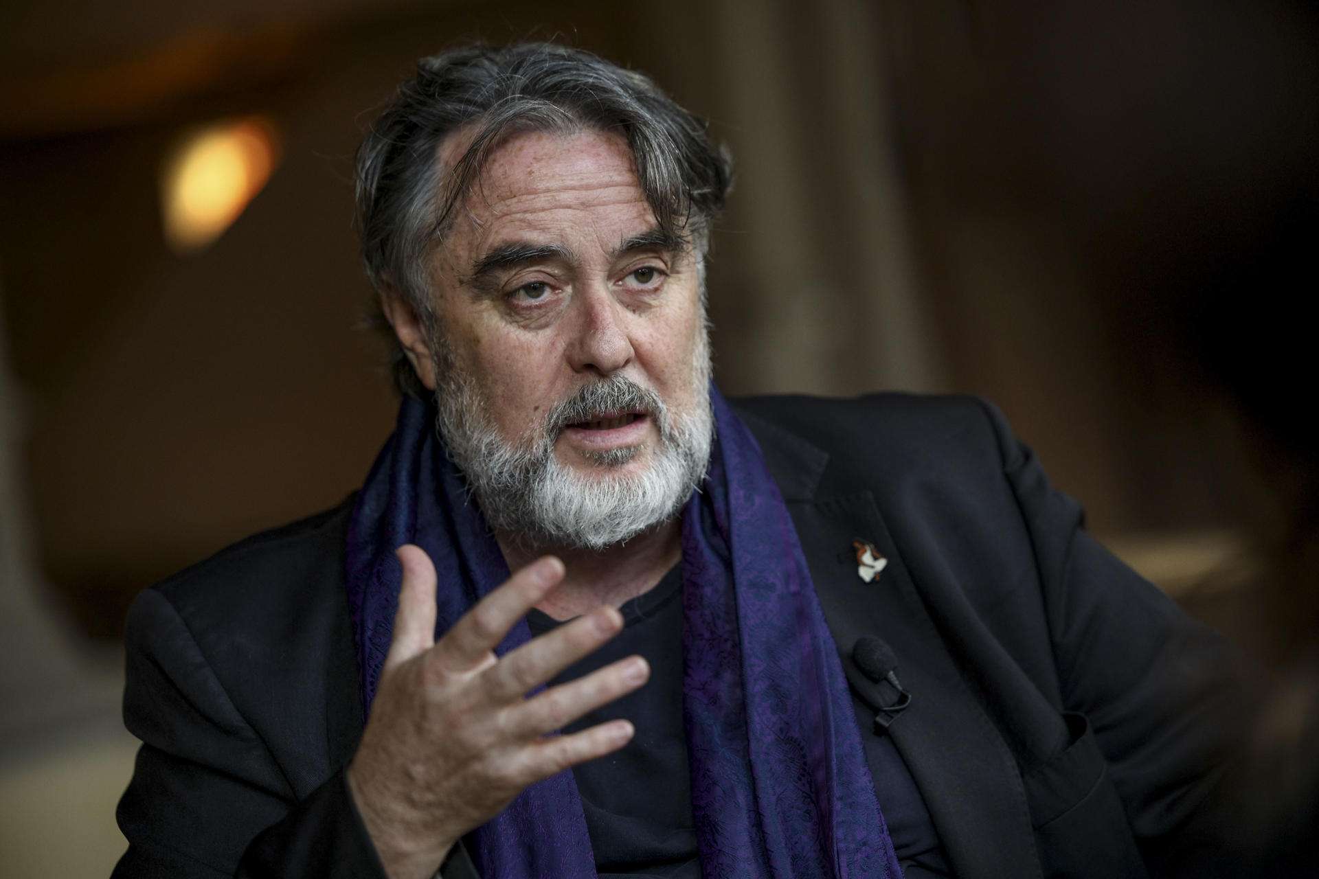 El director de teatro español, Andrés Lima, durante una entrevista concedida a la Agencia EFE en Bruselas. Lima, Premio Nacional de Teatro, lleva este sábado a la capital belga su última obra teatral que relata los hechos sucedidos durante la Guerra Civil española y que, según explicó durante la entrevista, incluye escenas que evocan imágenes de conflictos más contemporáneos, como Gaza e incluso Bagdad. EFE/Pablo Garrigós