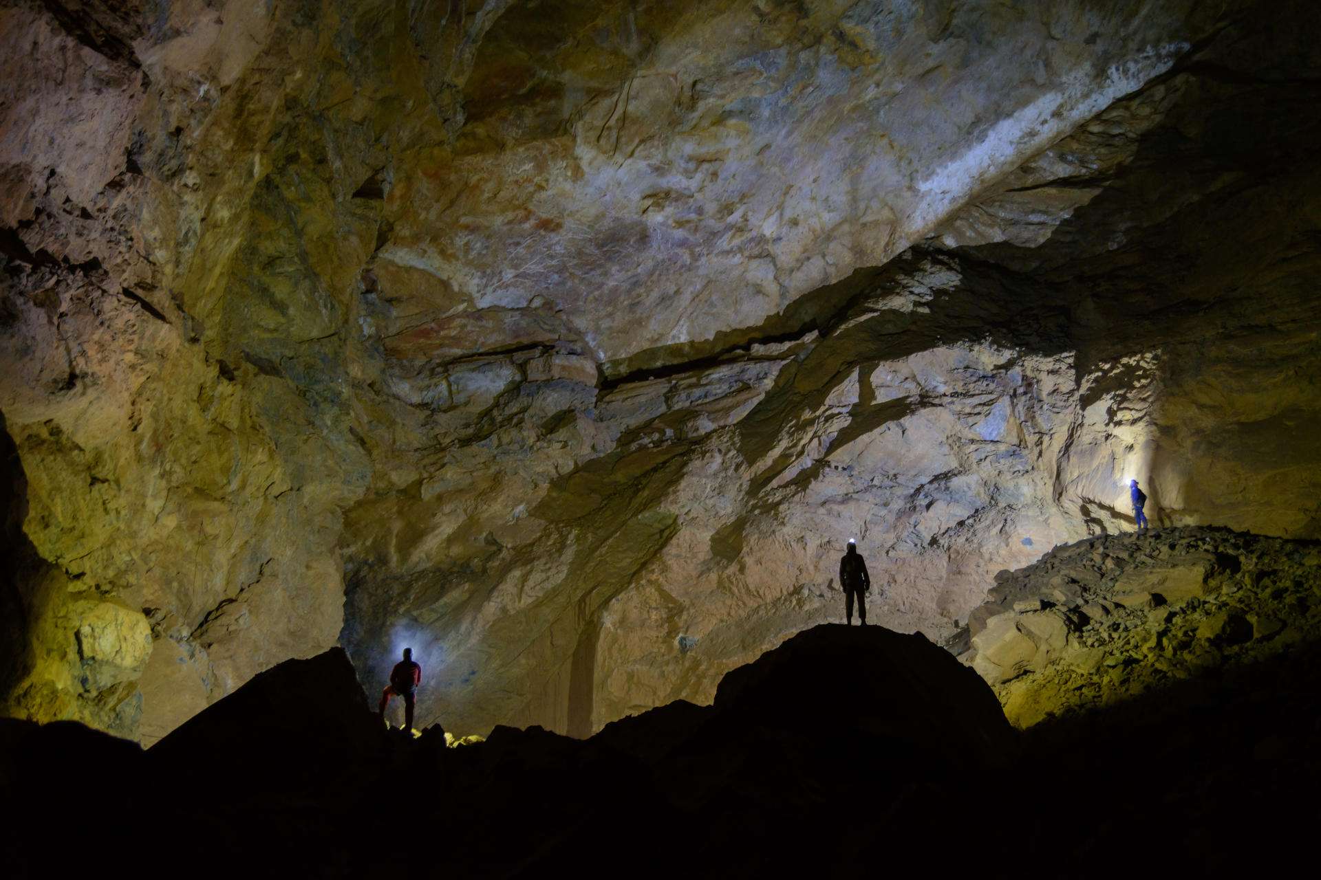 El hallazgo de una galería que conecta dos simas ya conocidas en el Parque Nacional de la Sierra de las Nieves, en Málaga, da lugar al sistema subterráneo más grande de Andalucía y uno de los más extensos del país: un complejo de 26.445 metros de desarrollo y un desnivel máximo de 955 metros. El Grupo de Exploraciones Subterráneas de la Sociedad Excursionista de Málaga (G.E.S. de la S.E.M.) ha confirmado la conexión física entre la Sima del Nevero (TO-39) y la Sima del Aire (TO-61) que da lugar al Complejo Nevero-Aire.EFE/Mancomunidad Sierra de las Nieves//SOLO USO EDITORIAL/SOLO DISPONIBLE PARA ILUSTRAR LA NOTICIA QUE ACOMPAÑA (CRÉDITO OBLIGATORIO)//