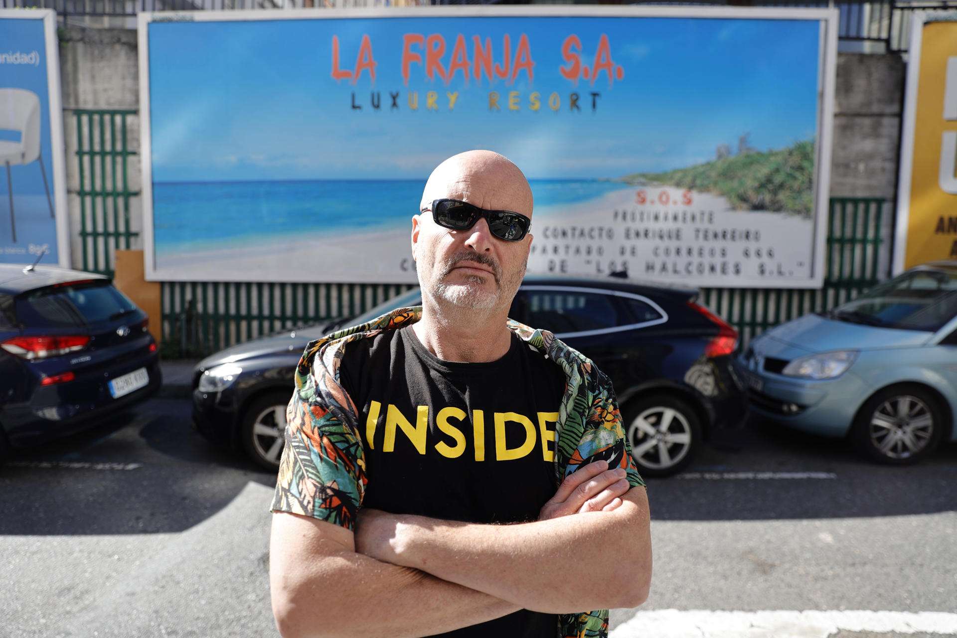 A CORUÑA (ESPAÑA), 11/10/2025.- El artista Enrique Tenreiro, que saltara a la fama por pintar una paloma de la paz en la tumba de Franco, posa delante del cartel que ha instalado en una gran valla publicitaria de A Coruña, donde denuncia la masacre cometida por Israel en Gaza. EFE/Cabalar