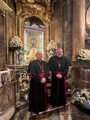 Arzobispos de Santiago y de Zaragoza junto a la Virgen del Pilar
