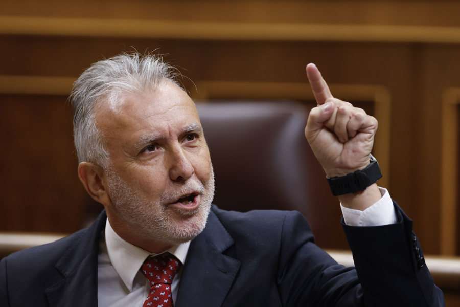 Ángel Víctor Torres interviene durante la sesión del control al ejecutivo. EFE