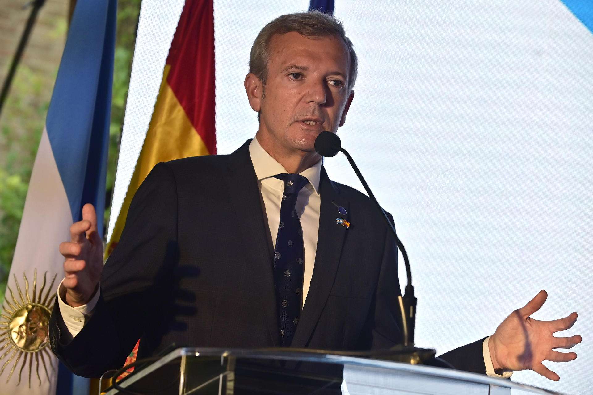 AME6808. BUENOS AIRES (ARGENTINA), 10/10/2025.- El presidente de la Xunta de Galicia, Alfonso Rueda, habla durante la celebración de la Fiesta Nacional de España este viernes, en la embajada de España en Buenos Aires (Argentina). EFE/ Matías Martín Campaya