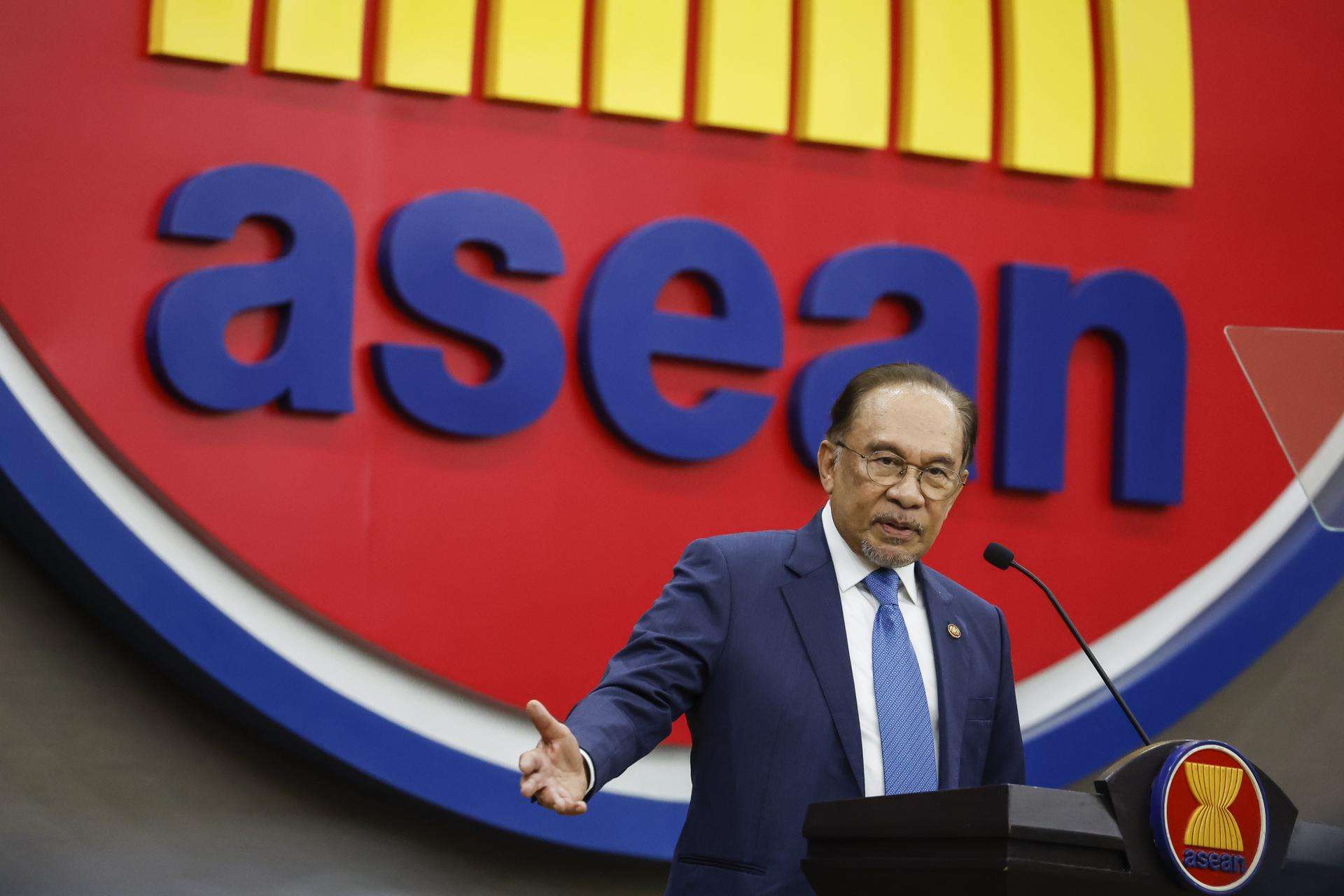 Fotografía de archivo, tomada el 29/07/2025, que muestra al primer ministro de Malasia, Anwar Ibrahim, hablando durante una visita a Yakarta, Indonesia. EFE/EPA/MAST IRHAM