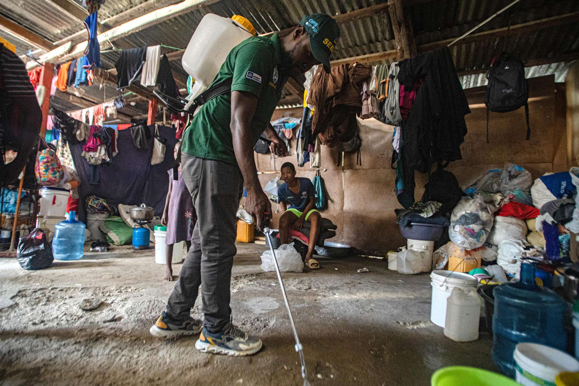 Fotografía del 14 de octubre de 2025 de un funcionario fumigando un campamento de desplazados en Petionville en Puerto Príncipe (Haití). EFE/ Mentor David Lorens