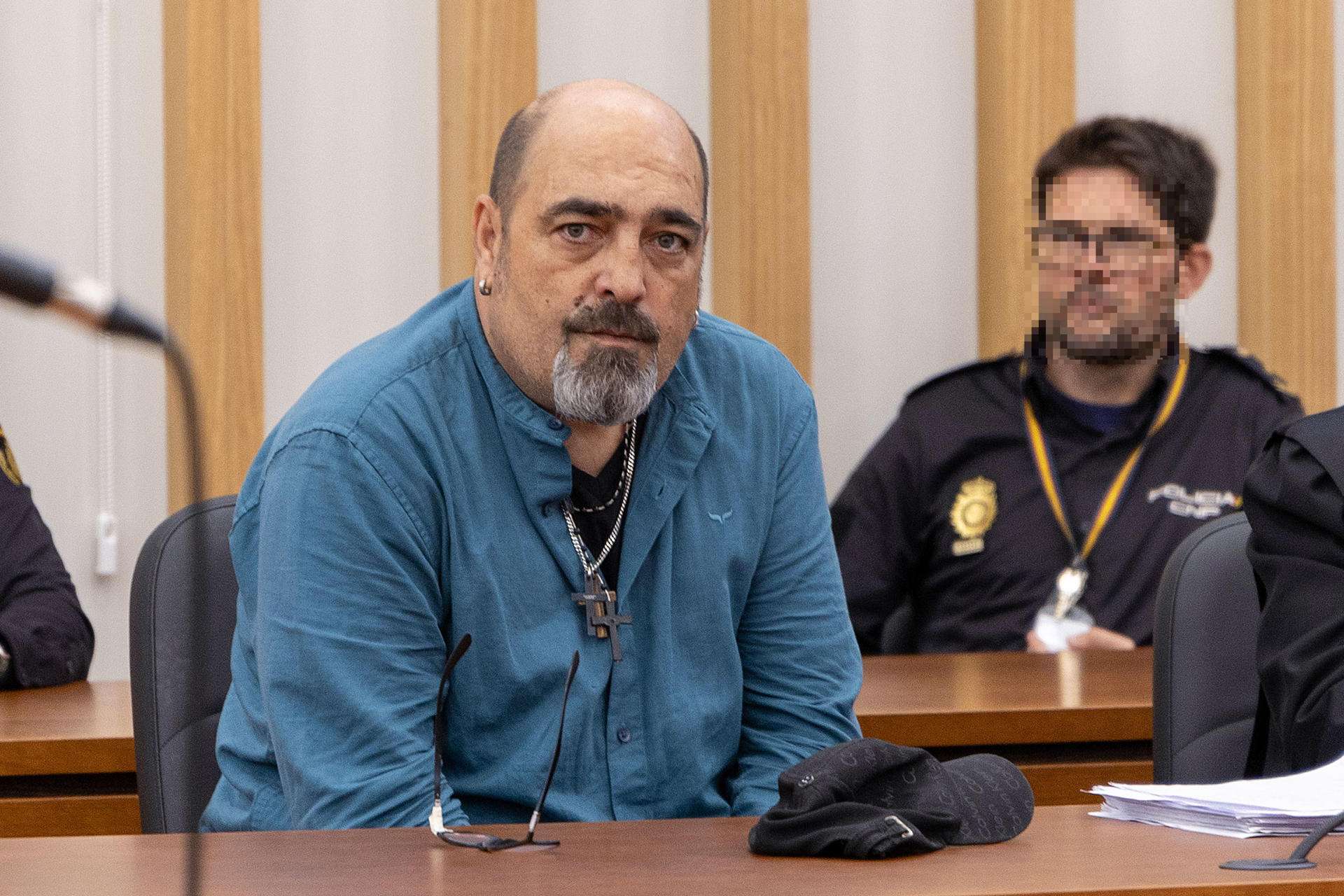 VIGO, 27/10/2025.- El acusado José Luis M., que se enfrenta a 21 años y 10 meses de prisión por, presuntamente, haber asesinado a otro a tiros en plena calle en el barrio de Coia, en Vigo, la noche del 6 de abril de 2024, durante su juicio este lunes, la Sección Quinta de la Audiencia Provincial de Pontevedra, con sede en Vigo. EFE/ Salvador Sas