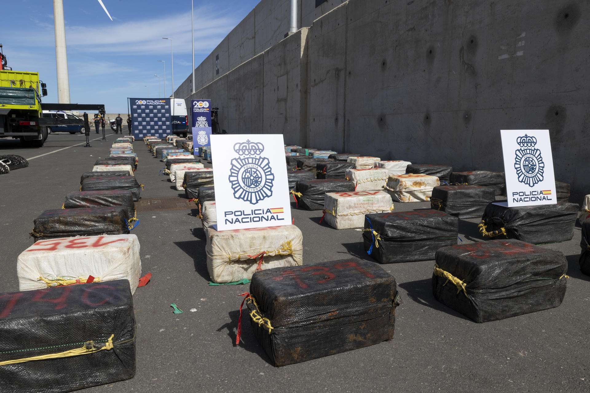 GRAFCAN5949. ARINAGA (GRAN CANARIA) (ESPAÑA), 26/10/2025.- El Grupo Especial de Operaciones (GEO) de la Policía Nacional se ha incautado a unos 1.100 kilómetros de las islas Canarias a un mercante que transportaba unos 6.500 kilos de cocaína y cuyo destino final era el puerto de Vigo. En la imagen, desembarco del alijo y de los detenidos, este domingo, en el puerto de Arinaga (Gran Canaria). EFE/Quique Curbelo