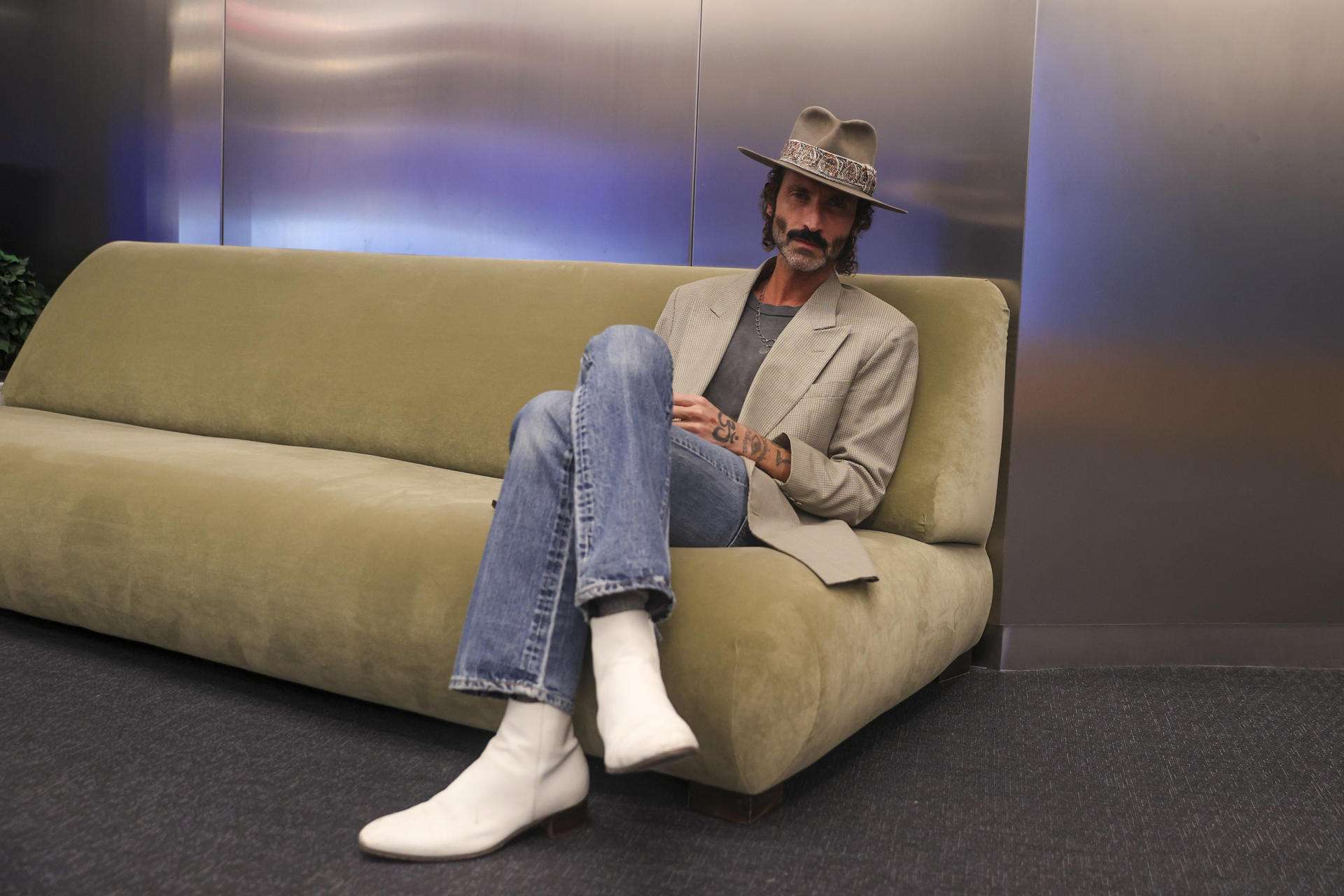 Leiva (Madrid, 1980) repasa su vida en una entrevista con EFE. Una trayectoria, profesional y personal, que narra en primera persona en la película documental 'Hasta que me quede sin voz', que ha rodado desde 2023 y que se estrena en cines este viernes. EFE/ Victor Lerena