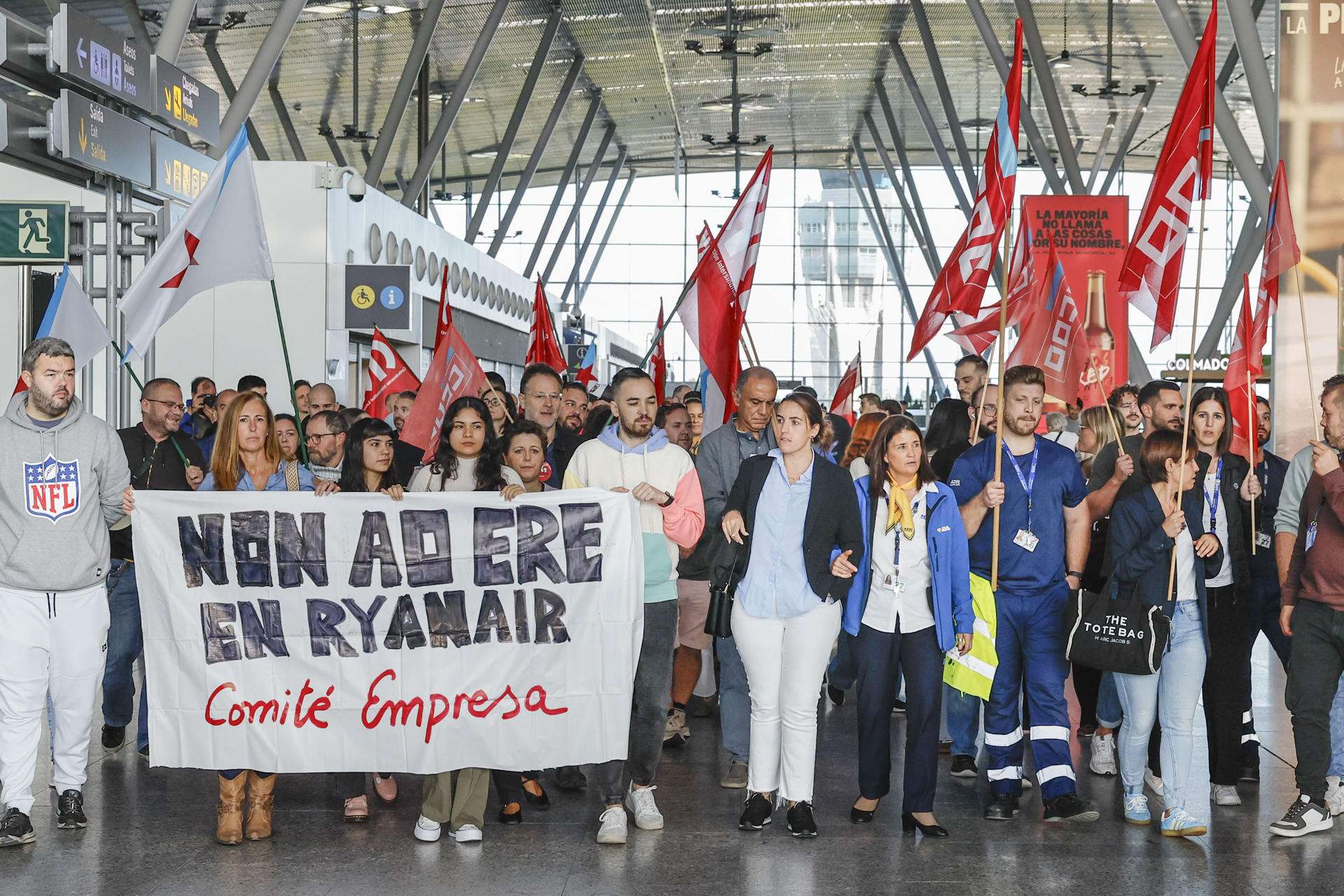 SANTIAGO DE COMPOSTELA, 09/10/2025.-Un centenar de trabajadores de Rayanair protestan por el cierre de la base de Santiago de Compostela, hoy jueves en el aeropuerto de Lavacolla. EFE/Lavandeira jr