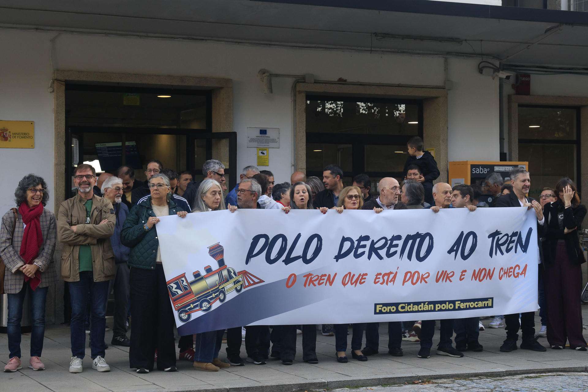MUGARDOS (A CORUÑA), 18/10/2025.- El Foro Cidadán polo Ferrocarril, que reúne a entidades o sindicatos de la comarca de Ferrol, inicia un calendario de protestas por la modernización del trazado de tren a la ciudad con un viaje reivindicativo a la parroquia rural de Pedroso, en el municipio vecino de Narón. EFE/ Kiko Delgado