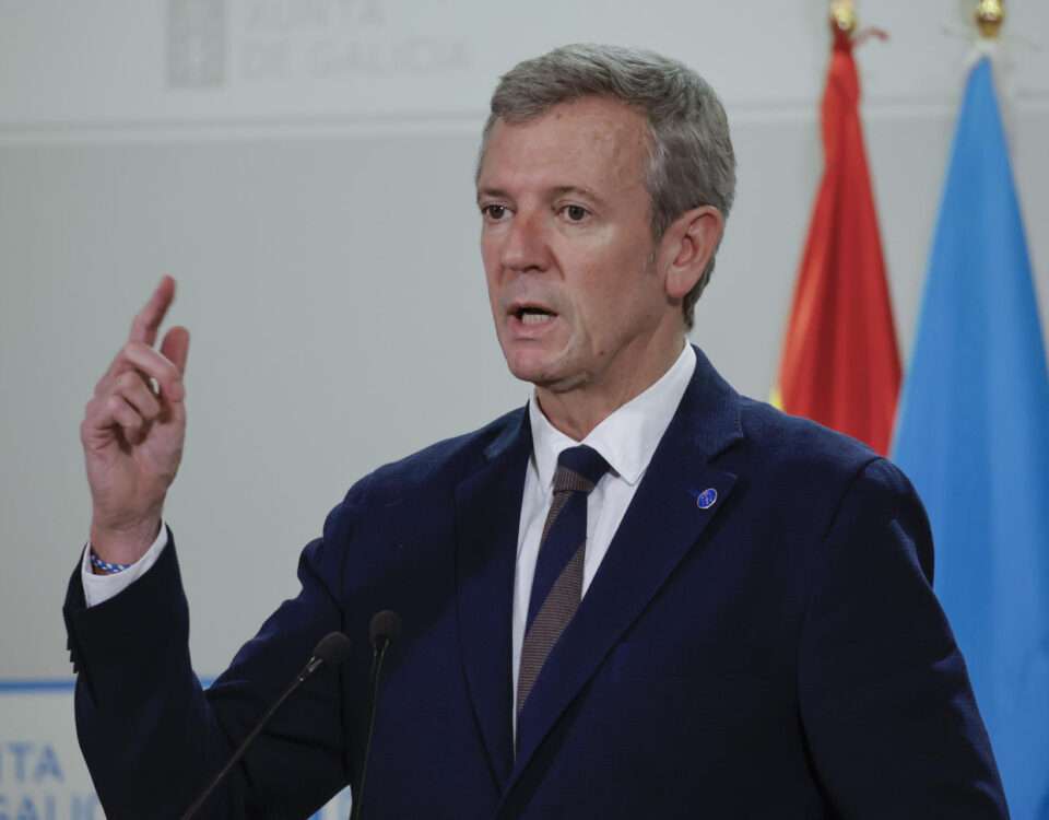 SANTIAGO DE COMPOSTELA, 27/10/2024.- El presidente de la Xunta, Alfonso Rueda, durante la rueda de prensa posterior a la reunión del Consello de la Xunta este lunes en Santiago de Compostela. EFE/Lavandeira jr