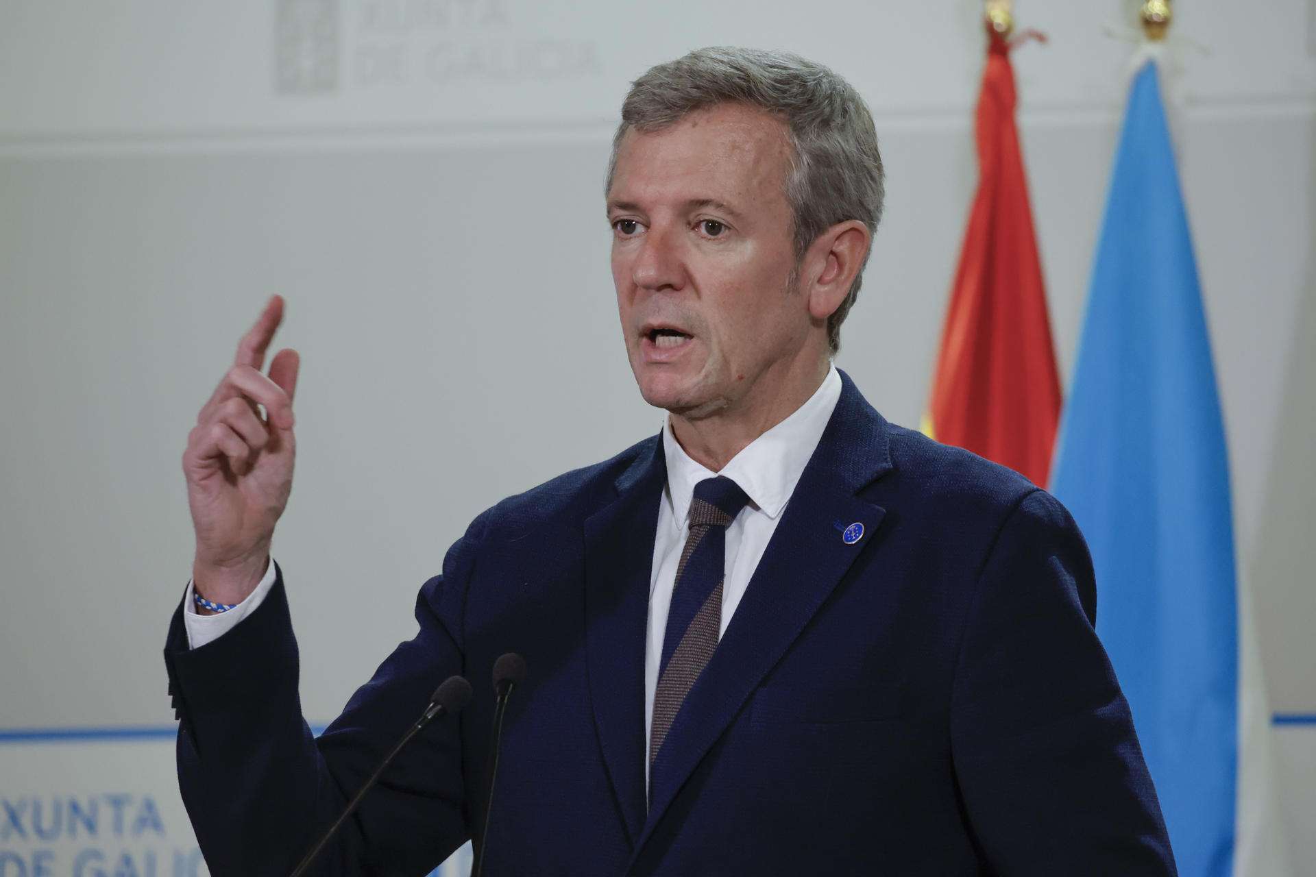SANTIAGO DE COMPOSTELA, 27/10/2024.- El presidente de la Xunta, Alfonso Rueda, durante la rueda de prensa posterior a la reunión del Consello de la Xunta este lunes en Santiago de Compostela. EFE/Lavandeira jr