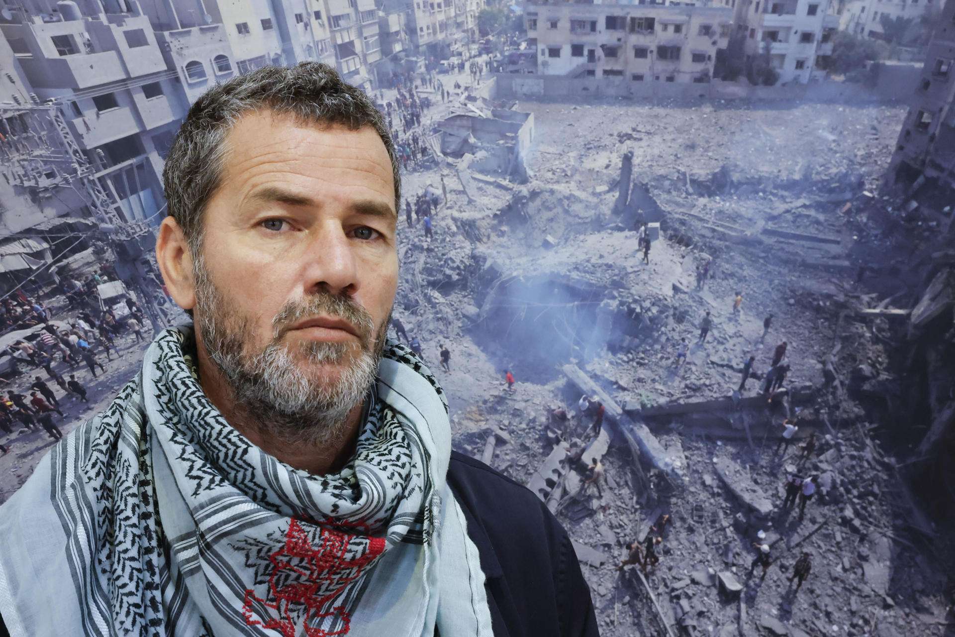 SANTIAGO DE COMPOSTELA, 22/10/2025.- El actor palestino Saleh Bakri posa durante una entrevista con EFE con motivo de la XXIII edición de Semana de Cine Euroárabe Amal y charla sobre el nuevo documental de su padre, Mohammed Bakri, con el que regresa al campo de refugiados de Jenin, al norte de Cisjorndania, dos décadas después de su documental 'Jenin, Jenin' (2002), este miércoles en Santiago de Compostela. EFE/Lavandeira jr