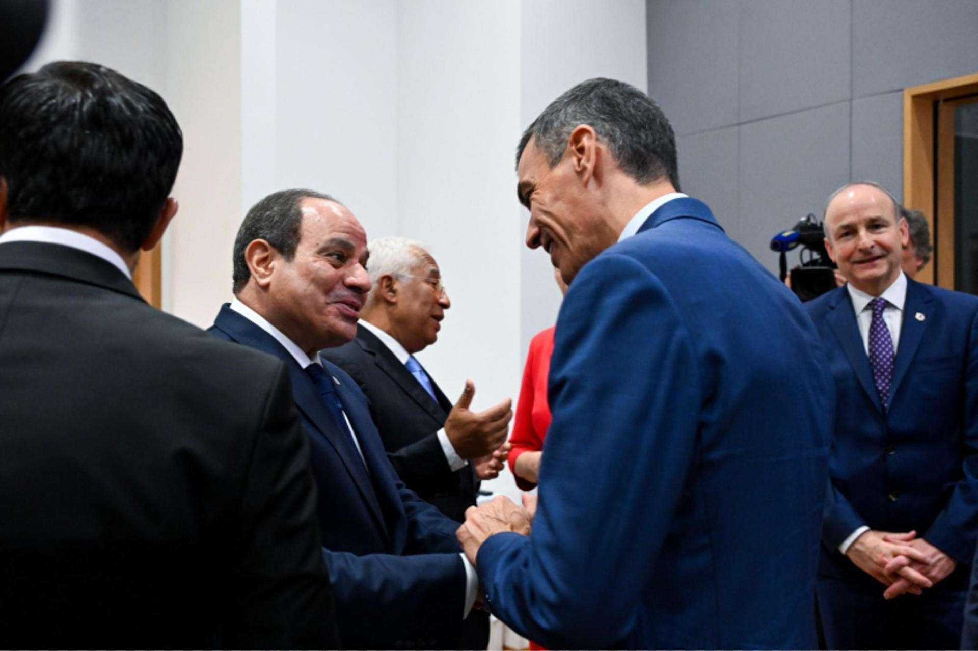 El presidente del Gobierno, Pedro Sánchez (d), ha participado en una cena informal de líderes con el presidente egipcio, Abdelfatah Al-Sisi (i), en el marco de la primera Cumbre Unión Europea-Egipto. EFE/Moncloa