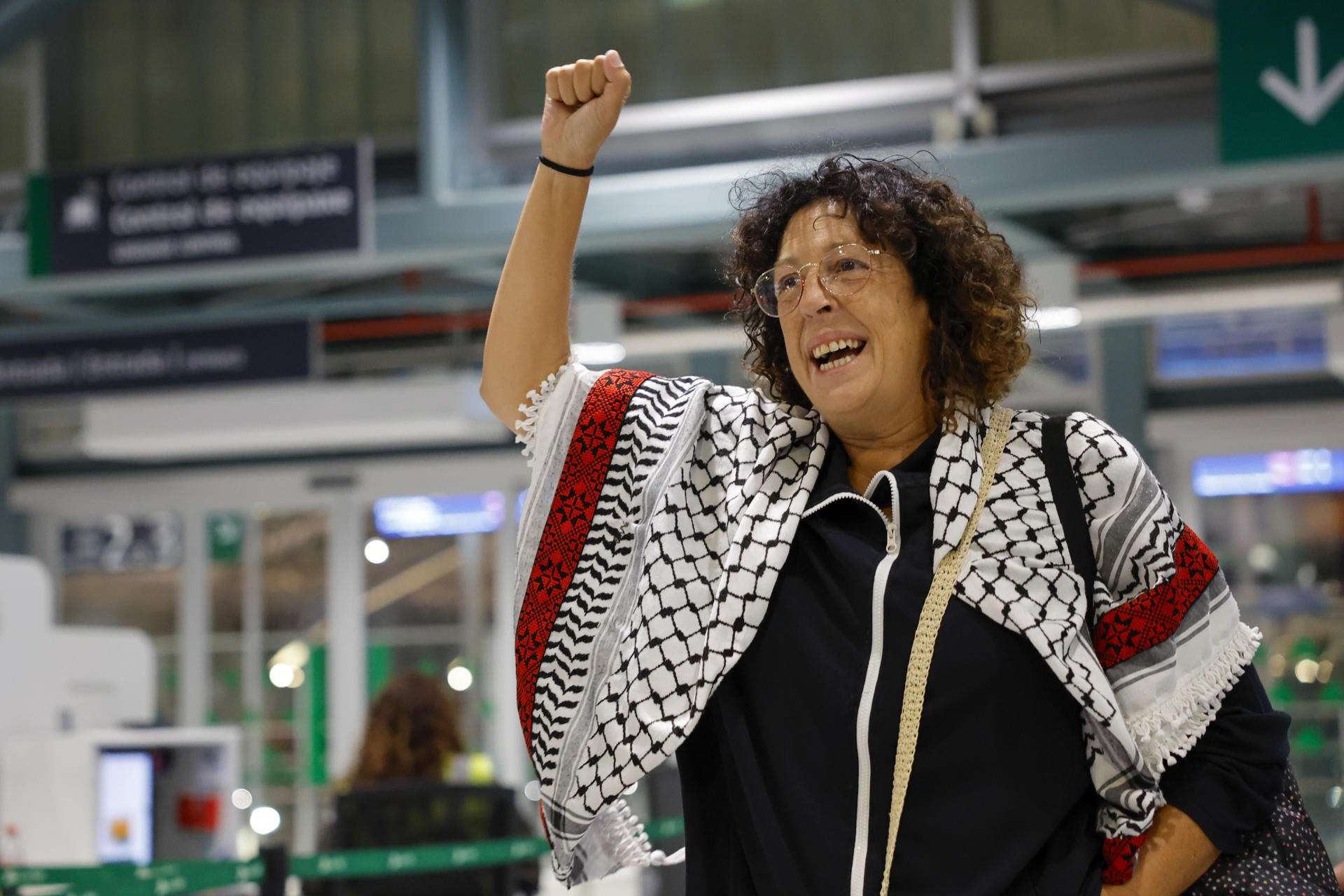 SANTIAGO DE COMPOSTELA, 08/10/2025.- La activista y abogada Sandra Garrido, integrante de la Flotilla Sumud Global, llega a la estación de tren de Santiago de Compostela tras ser liberada, este miércoles. EFE/Lavandeira Jr.
