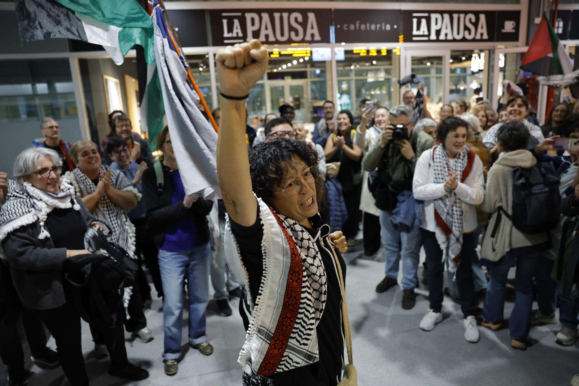 SANTIAGO DE COMPOSTELA, 08/10/2025.- La activista y abogada Sandra Garrido, integrante de la Flotilla Sumud Global, llega a la estación de tren de Santiago de Compostela tras ser liberada, este miércoles. EFE/Lavandeira Jr.