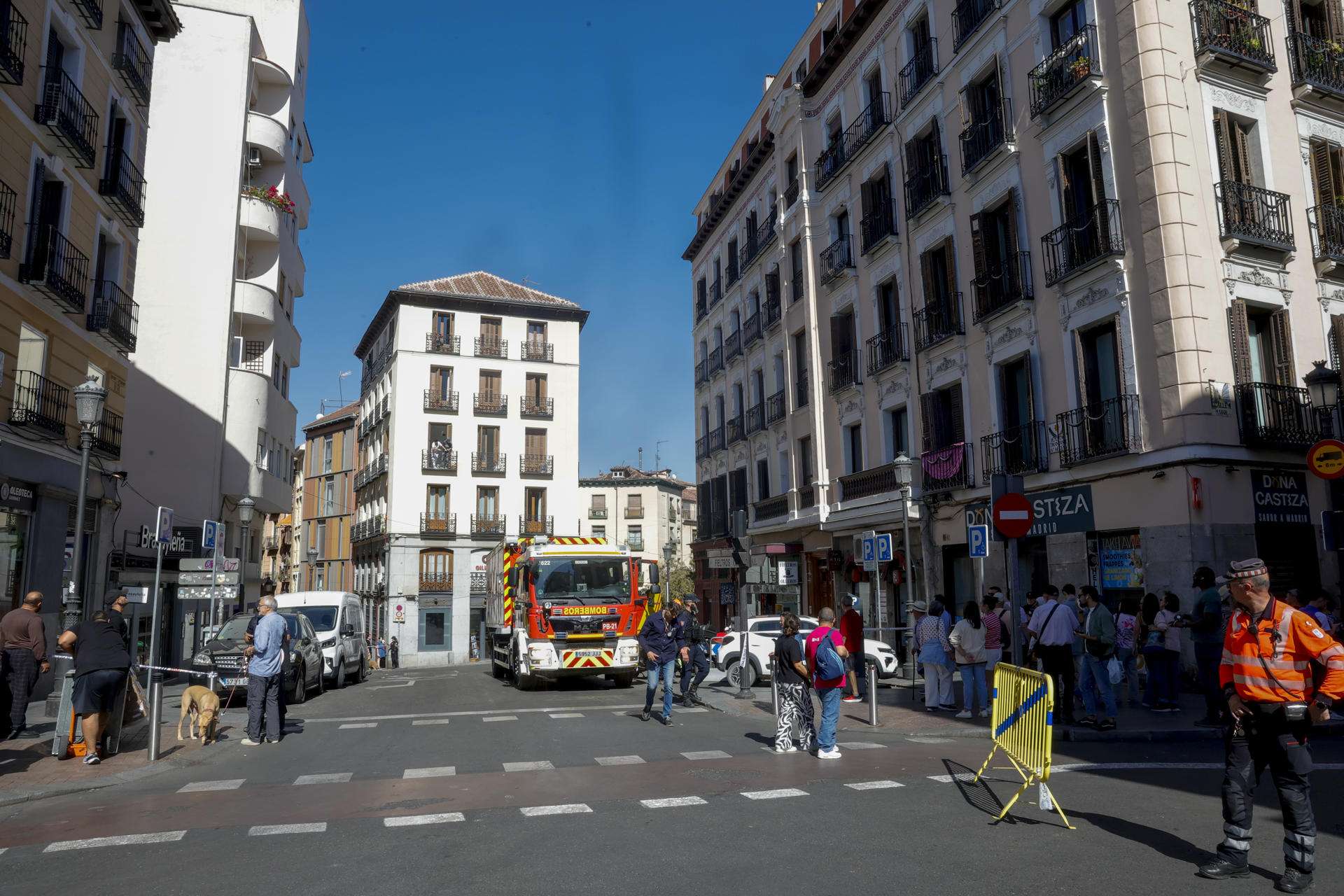 Drones de la Policía Municipal trabajan para encontrar posibles personas atrapadas EFE/Zipi
