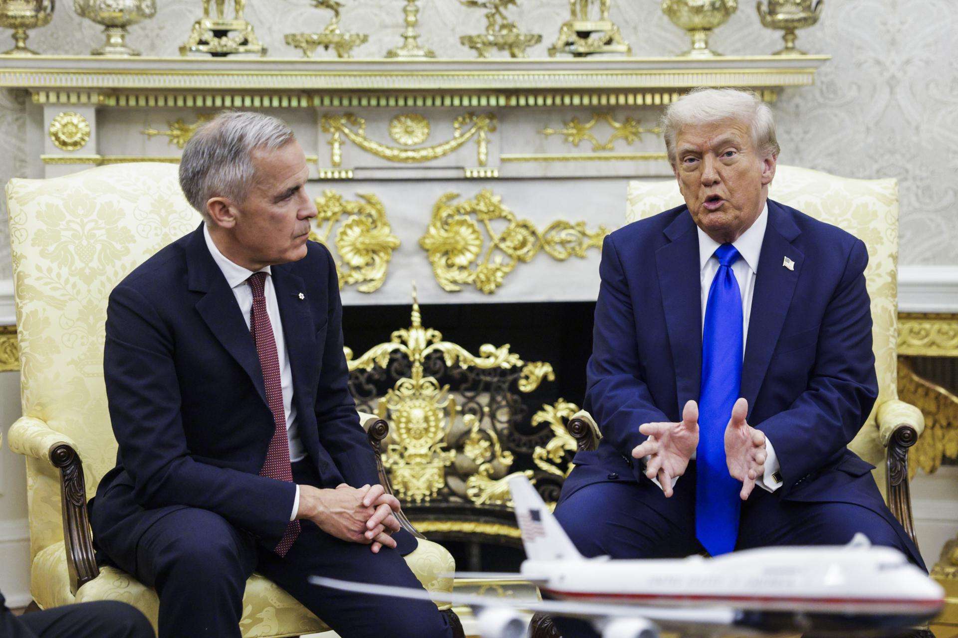 El presidente de Estados Unidos, Donald Trump (d), se reúne con el primer ministro canadiense, Mark Carney (i), en la Oficina Oval de la Casa Blanca en Washington, D.C., EE.UU., el 7 de octubre de 2025. EFE/SHAWN THEW