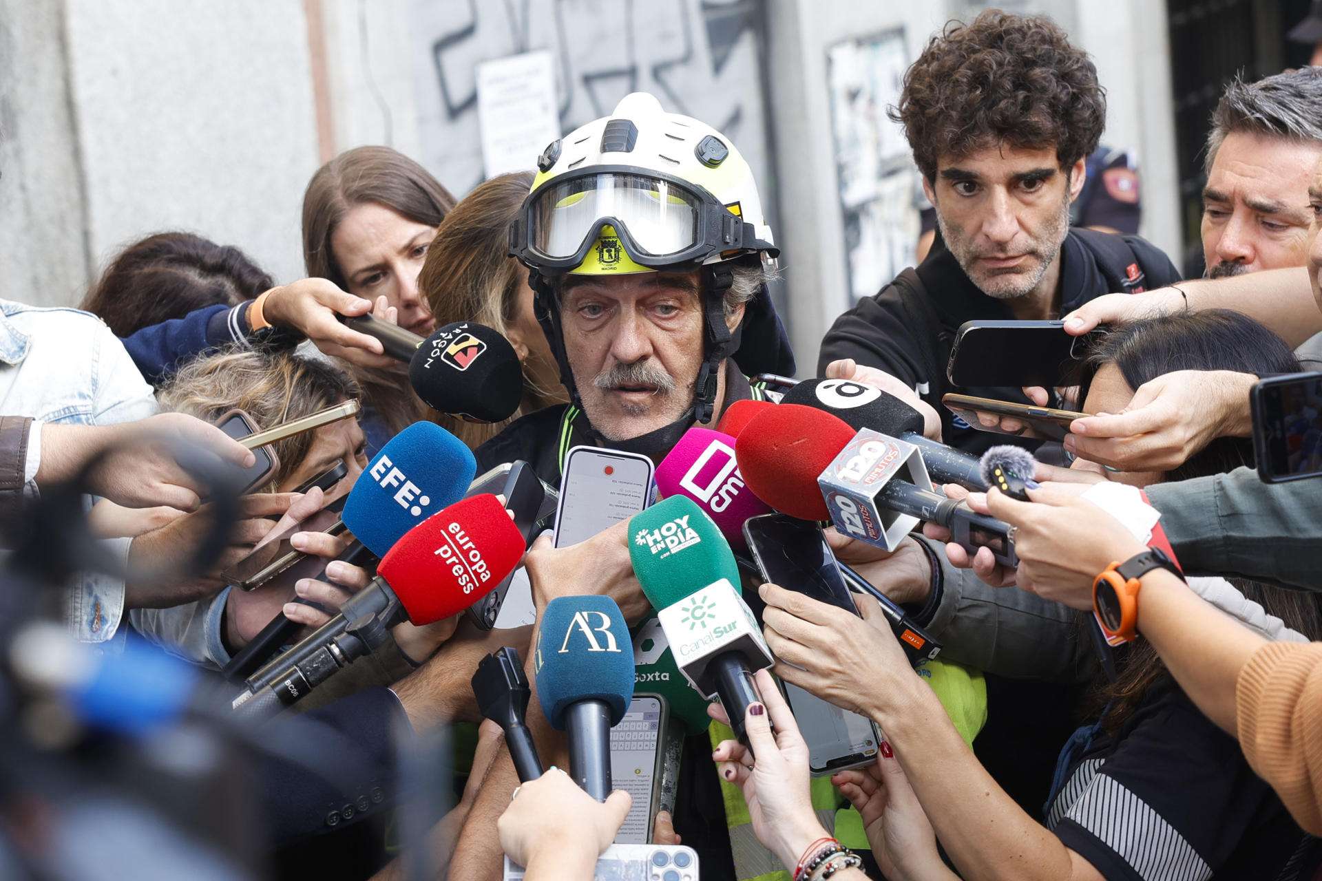 En declaraciones a los medios, el responsable de Guardia de los Bomberos de Madrid, Miguel Seguí (en la imagen), ha confirmado que en esa quinta planta donde se inició el derrumbe no estaba trabajando ningún obrero en el momento del siniestro. EFE/ Zipi
