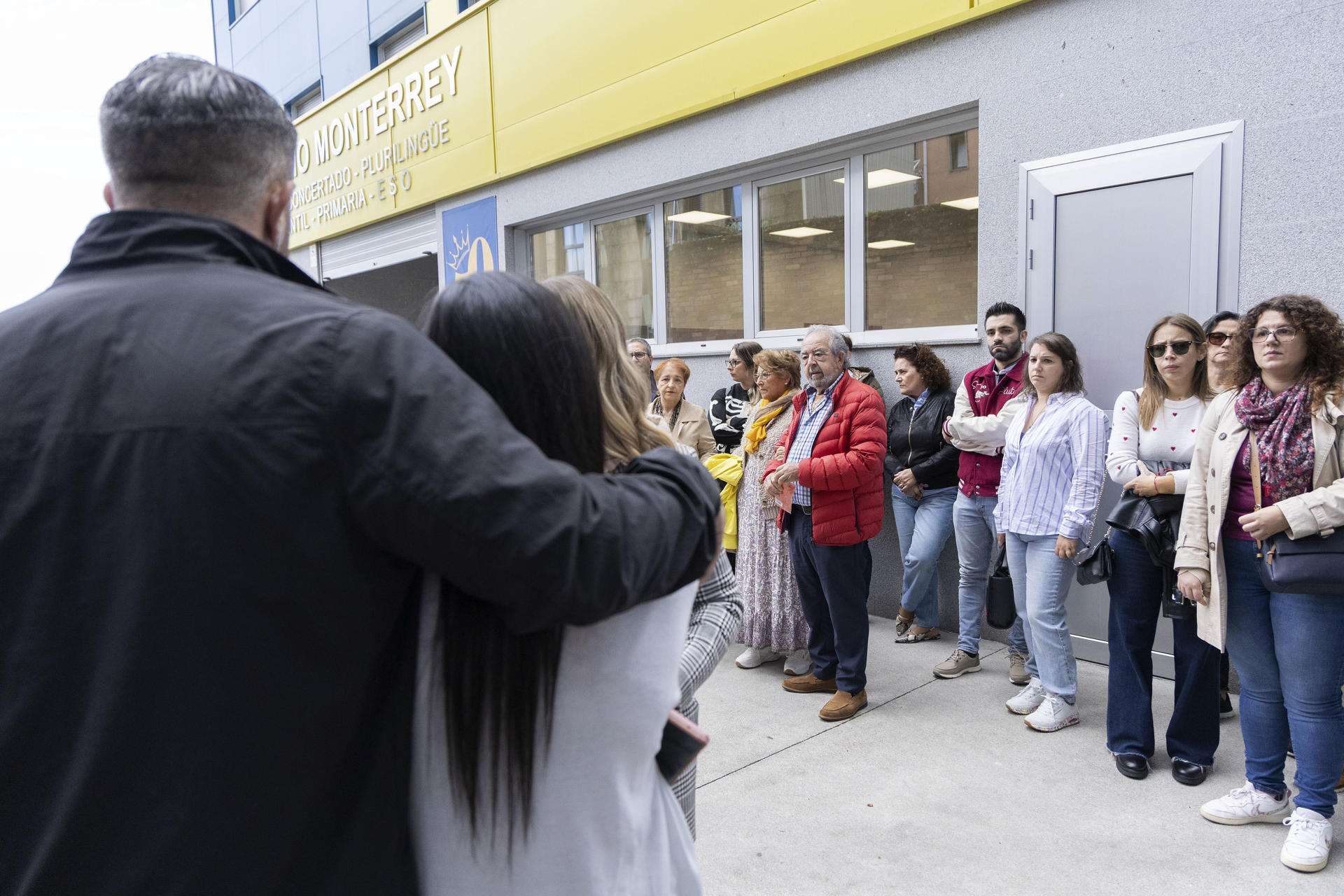 VIGO, 24/10/2025.- Familias y vecinos se concentran ante el colegio Monterrey de Vigo para denunciar la supuesta inacción de la dirección del centro ante el presunto caso de acoso a una niña de 5 años pese a las múltiples alertas realizadas por la comunidad educativa. El equipo de actuación contra el acoso escolar del Colegio Concertado Monterrey de Vigo, compuesto por varios profesores del centro, ha decidido abrir cinco procedimientos correctores con sanciones para seis alumnos de sexto de Primaria implicados en un presunto caso de acoso sobre una niña de 5 años. EFE/ Salvador Sas