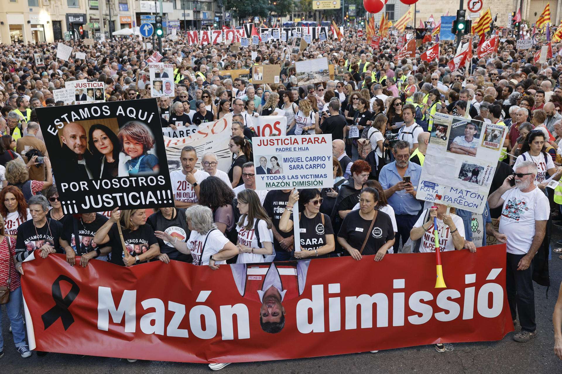 Vista de la duodécima manifestación bajo el lema "Mazón dimissió" contra la gestión de la dana del president de la Generalitat, Carlos Mazón, este sábado el centro de València, para exigir "responsabilidades y justicia", a punto de cumplirse el primer aniversario de la catástrofe que dejó 229 víctimas mortales en la provincia de Valencia el 29 de octubre de 2024.- EFE/ Biel Aliño