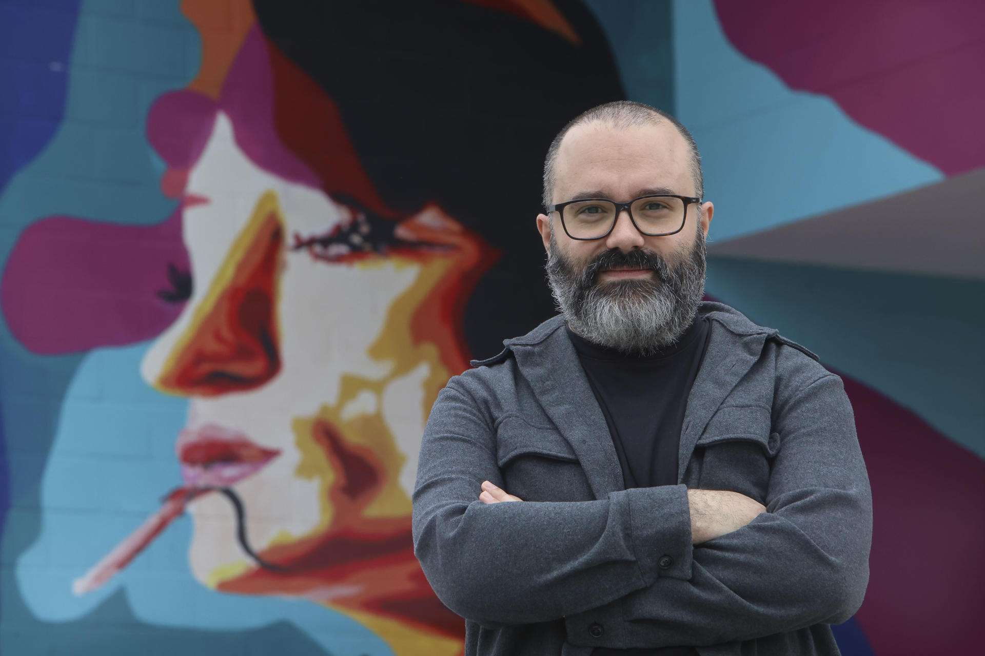 SANTIAGO DE COMPOSTELA, 10/10/2025.-Desde que grabó su primer videoclip en el año 2012, la filmografía de Xaime Miranda (A Fonsagrada, 1987) atesora más de una centena de vídeos musicales de bandas gallegas en poco más de una década, un período en el que se ha ido consolidando como una figura de referencia en el sector audiovisual. Grande Amore, Xoel López, De Ninghures, Ortiga o Carolina Rubirosa son algunos de los nombres que destacan en una colección a la que no dejan de incorporarse nuevas obras, impulsada por el éxito de unos trabajos reconocidos, entre otros lugares, en el Festival de Cans o los premios Mestre Mateo. EFE/ Javier Ramos