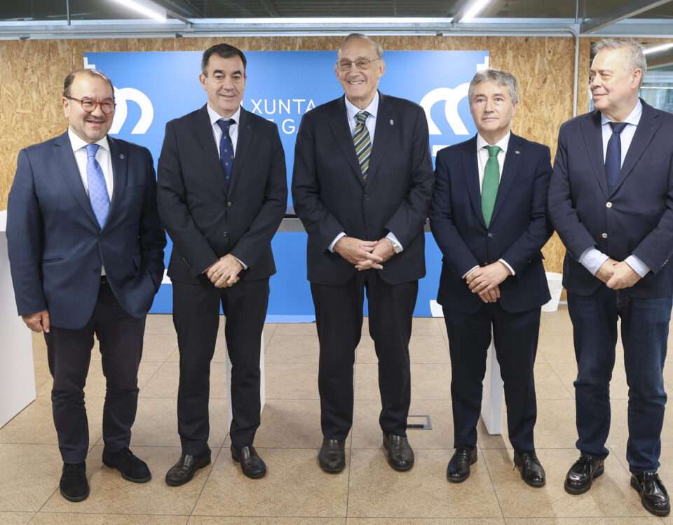 SANTIAGO DE COMPOSTELA, 06/11/2025.- (De izq a der) El rector de la USC, Antonio López; el conselleiro de Educación, Román Rodríguez; el rector de la Universidad de Vigo, Manuel Reigosa; el rector de la Universidad de A Coruña, Ricardo Cao, y el conselleiro de Sanidad, Antonio Gómez Caamaño, tras la reunión mantenida sobre la situación del grado de Medicina, este jueves. EFE/ Xoán Rey