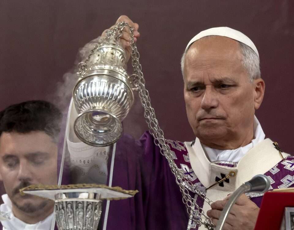 Imagen del papa León XIV en la Santa Misa por la Conmemoración de todos los Fieles difuntos en el cementerio de Verano en Roma, Italia, 2 de noviembre de 2025. (Papa, Italia, Roma) EFE/EPA/MASSIMO PERCOSSI