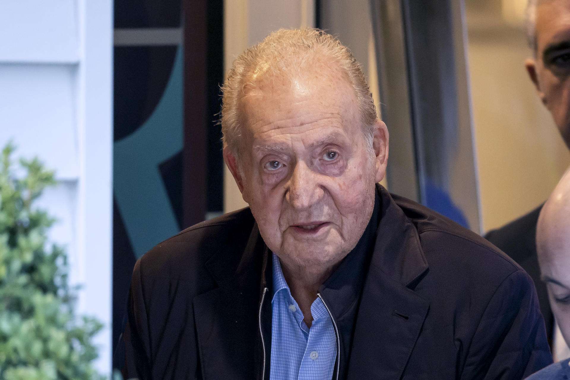 SANXENXO (PONTEVEDRA), 05/11/2025.- El rey emérito Juan Carlos I a su salida de un restaurante cerca de la casa de su amigo Pedro Campos, este miércoles en O Grove. El padre del rey Felipe VI tiene previsto competir con el Bribón este fin de semana en el "Desafío Barceló" en la ría de Pontevedra - EFE